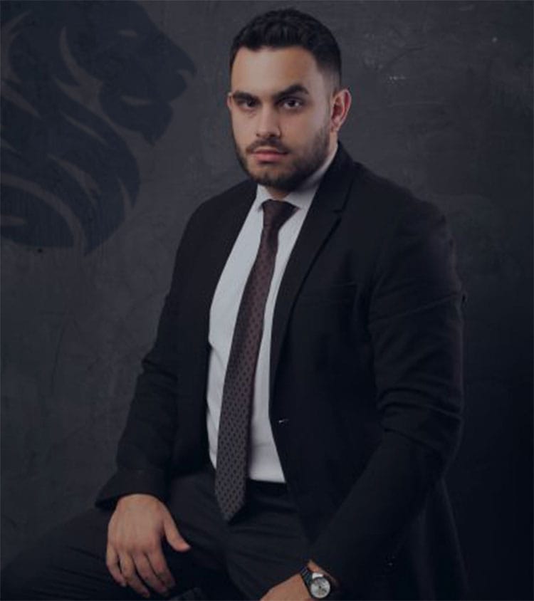 Retrato profissional de advogado de família da Giacomelli Advocacia em Palmas – PR, em traje social escuro, sentado contra fundo neutro sofisticado. Transmite seriedade, confiança e credibilidade no Direito de Família e Sucessões, com destaque para guarda compartilhada, pensão alimentícia e divórcio consensual. Logotipo institucional da Giacomelli Advocacia no canto inferior direito, reforçando autoridade e especialização.