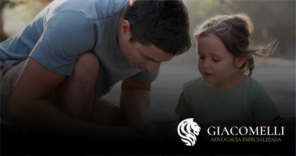 Figura representativa de um casal com um bebê, simbolizando responsabilidades familiares expandidas; logotipo da Giacomelli Advocacia visível no canto inferior.
