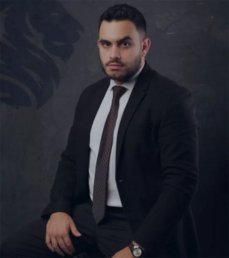 Retrato profissional de advogado de família da Giacomelli Advocacia em Terra Roxa – PR, em traje social escuro, sentado contra fundo neutro sofisticado. Transmite seriedade, confiança e credibilidade no Direito de Família e Sucessões, com destaque para guarda compartilhada, pensão alimentícia e divórcio consensual. Logotipo institucional da Giacomelli Advocacia no canto inferior direito, reforçando autoridade e especialização.
